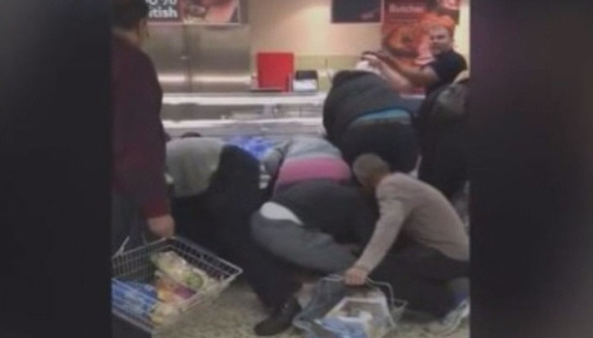 Süpermarket indirim yapınca ortalık birbirine girdi