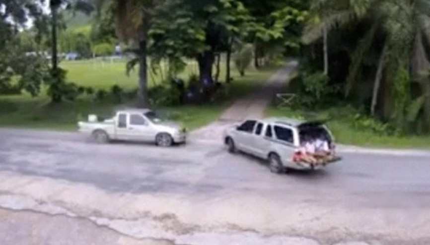 Kamyonet kaza yapınca, kasasındaki 10 öğrenci yola saçıldı Kamyonet kaza yapınca, kasasındaki 10 öğrenci yola saçıldı