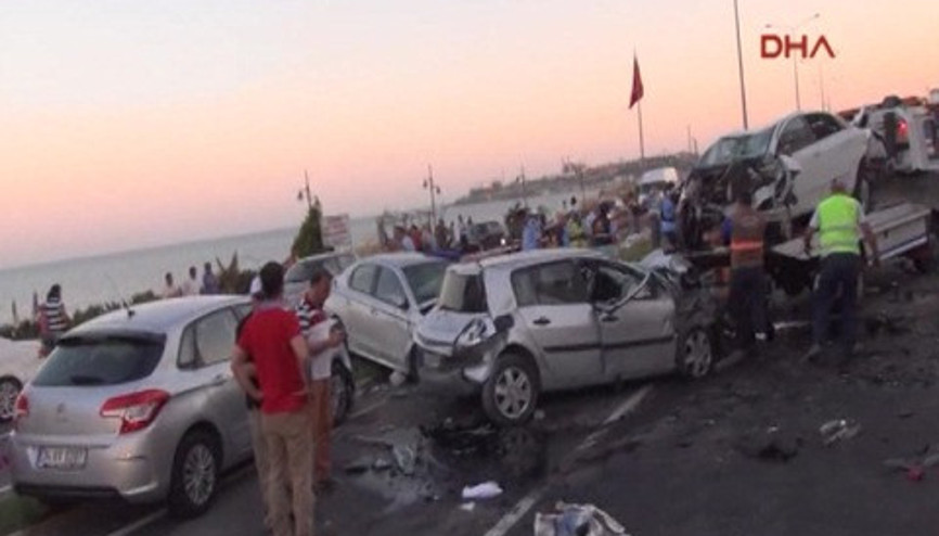 Otomobil orta refüjü aşıp, karşı şeride geçti: 3 ölü, 9 yaralı Otomobil orta refüjü aşıp, karşı şeride geçti: 3 ölü, 9 yaralı