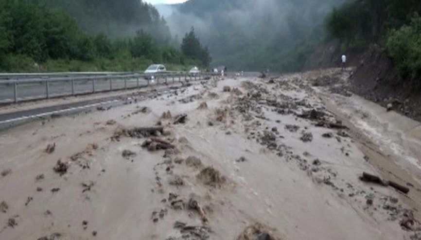 Boluda sel suyu yolu ulaşıma kapattı