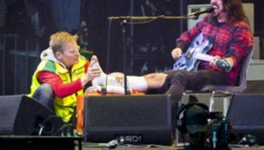 Foo Fightersın solisti Dave Grohl sahneden düştü Foo Fightersın solisti Dave Grohl sahneden düştü