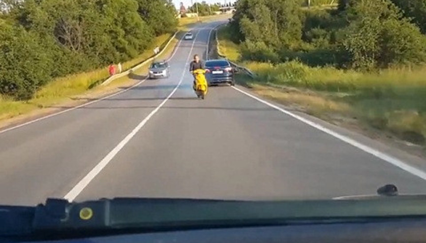 Ölümüne giden motosikletliyi şoförün dikkati kurtardı