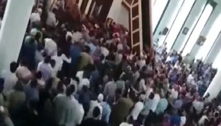 İmam eksik rekat kıldırınca yüzlerce kişi cami içinde birbirine girdi