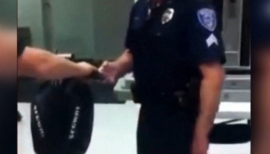 Segway kullanmaya çalışan polislerin dramı