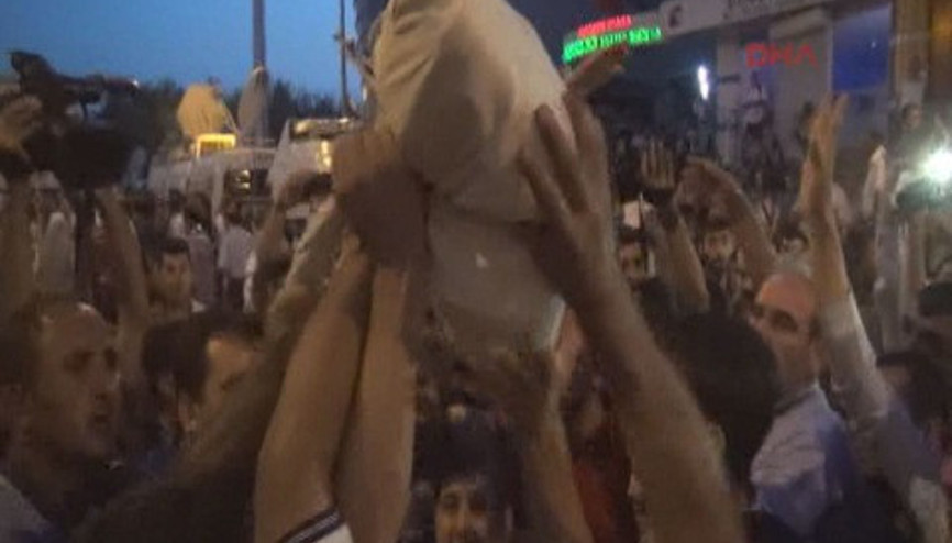 Diyarbakırda seçim kurulu önünde gerginilk