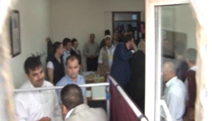 Oy kabinine birlikte girme tartışması
