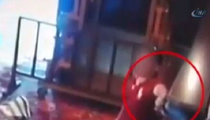 Sultanahmet Camii’nde ayakkabı hırsızlığı kamerada