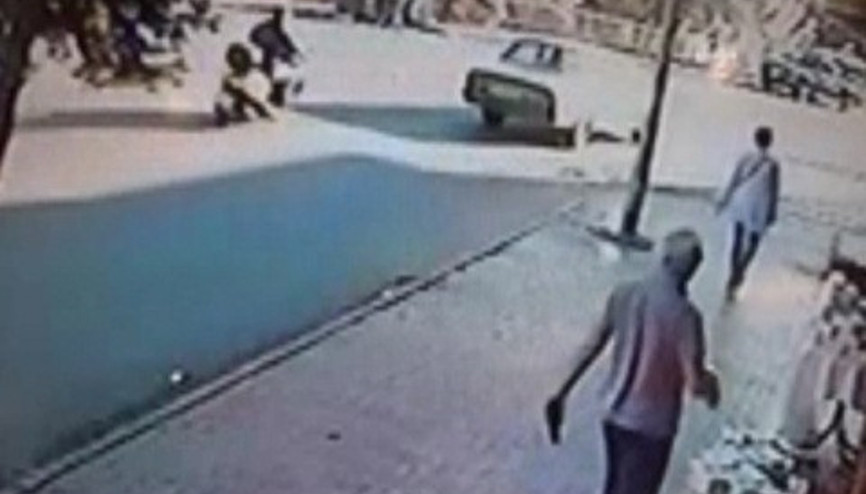Kasksız sürücünün kaza anı kamerada