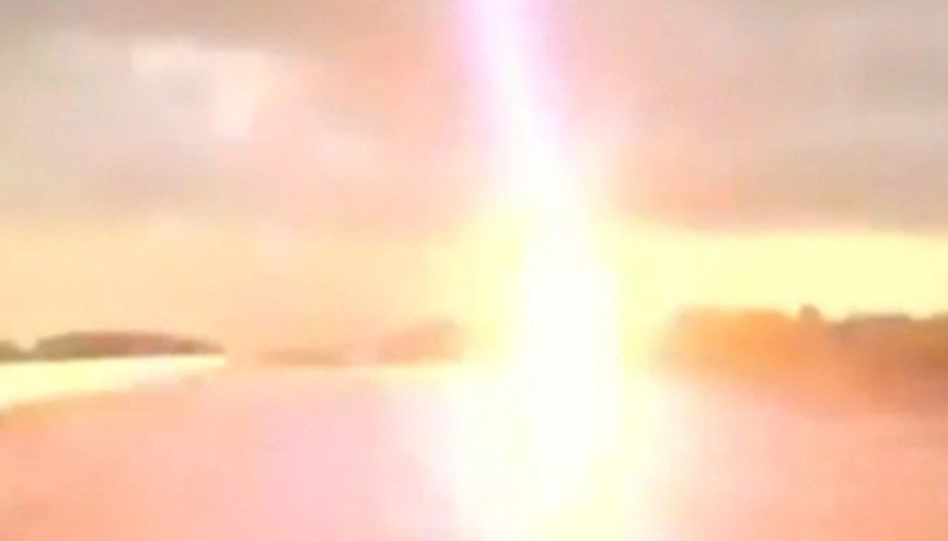 Yıldırım hemen yanı başına düştü