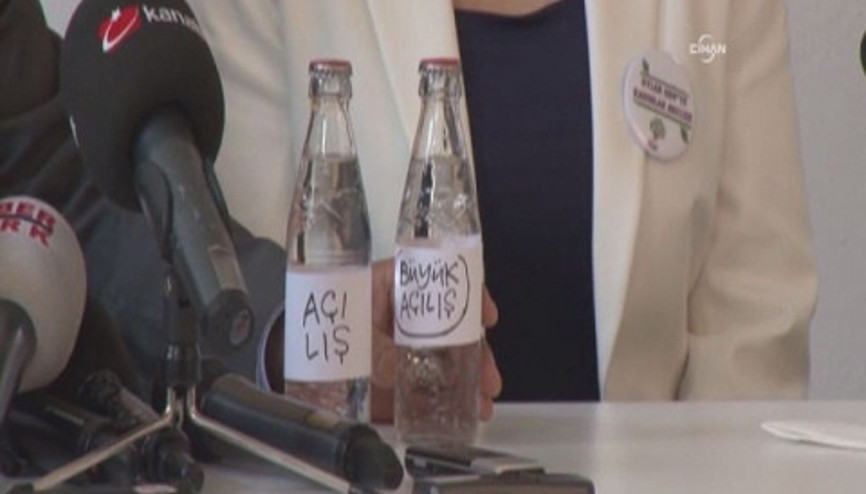 Demirtaştan mizahçılarla gazoz açılışı