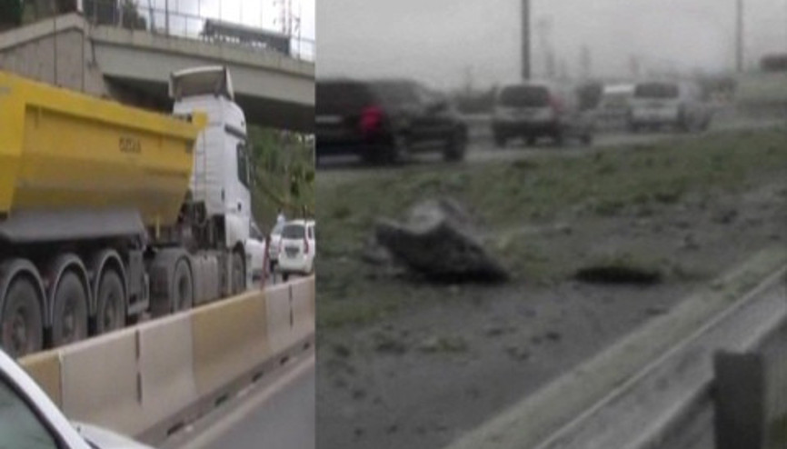 Kamyondaki molozlar yola saçıldı, trafik felç oldu