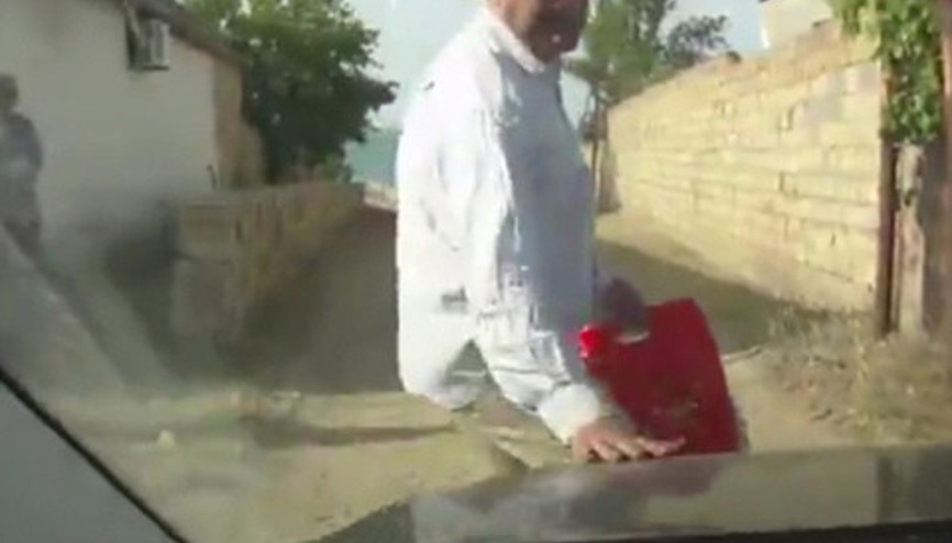 Kendini otomobilin önüne atan adam öyle bir abarttı ki