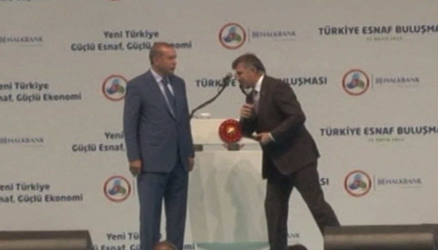 Cumhurbaşkanı Erdoğan, anonsçusunu üst üste 3 kez düzeltti