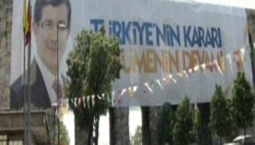 Unkapanı’ndaki tarihi su kemerine çivilerle asılan seçim afişi tepki çekti