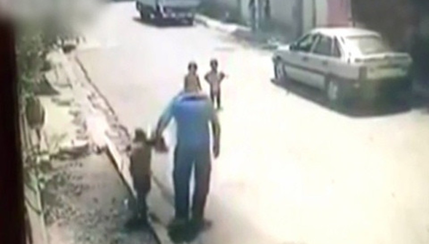 Küçük çocuğu herkesin gözü önünde kaçırdılar