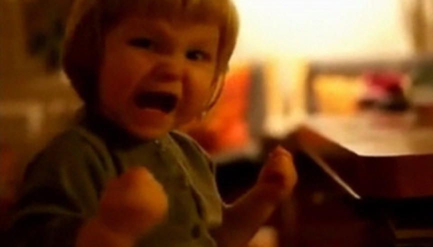 Küçük çocuğun ilginç gülüşü