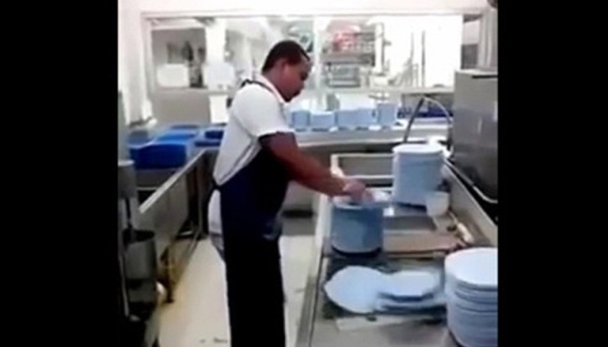 50 tabağı 12 saniyede yıkadı