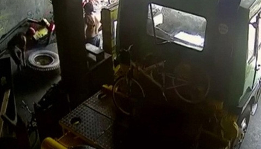 Lastik işçinin yüzüne patladı