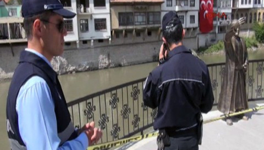 Amasyadaki selfie çeken şehzade heykeli polis korumasına alındı