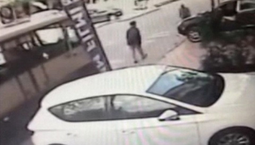 Bayrampaşada yolda yürüyen adama çarpan minibüs kamerada Bayrampaşada yolda yürüyen adama çarpan minibüs kamerada