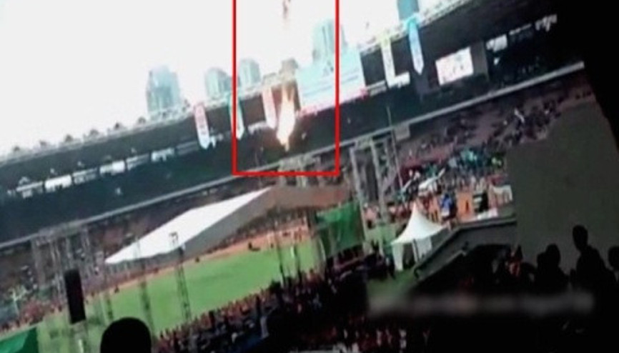 Statta kendini ateşe verip 30 metreden yere atladı