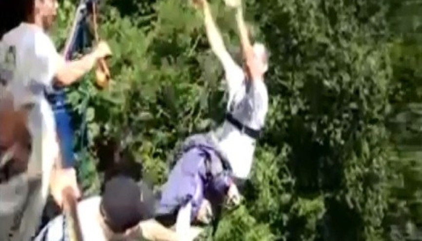 Bungee jumping yapan adama eşek şakası