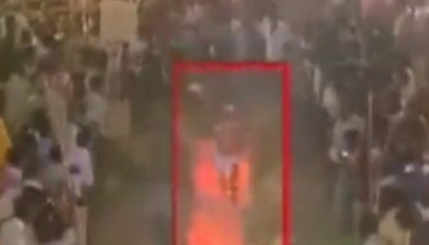 Hindistanda ateşin üzerinde yürüyen adam ateşin içine düştü Hindistanda ateşin üzerinde yürüyen adam ateşin içine düştü