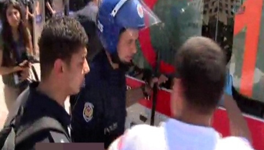 Yaralı polisi gösterici var diye ambulansa almadılar