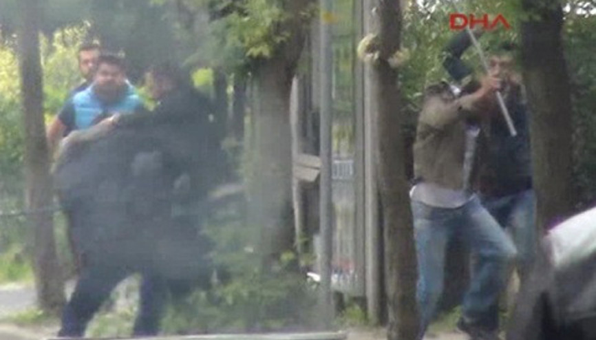 Fulya’da polislerin arasında göstericiye dayak