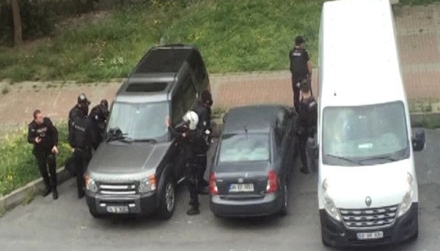 Fulyada polisin başına böyle taş isabet etti Fulyada polisin başına böyle taş isabet etti