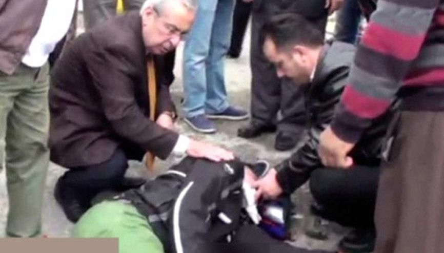 Yaralı motosikletliye ilk müdahale eski Bakan Zeki Çakan’dan