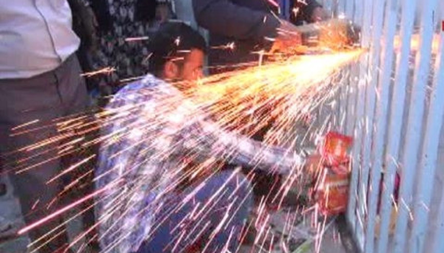 Başı demir parmaklıklarda sıkışan 3 yaşındaki kız, kurtarıldı Başı demir parmaklıklarda sıkışan 3 yaşındaki kız, kurtarıldı