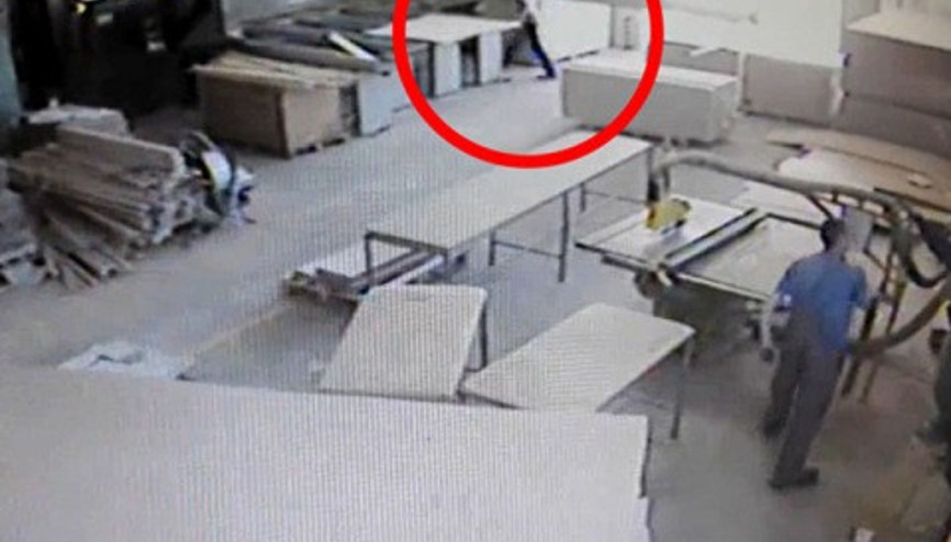 Arkadaşının göğsüne kalas fırlattı