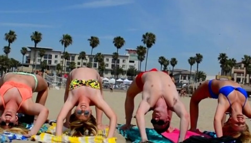 Yoga dersi bahanesiyle kızlarla tanıştı