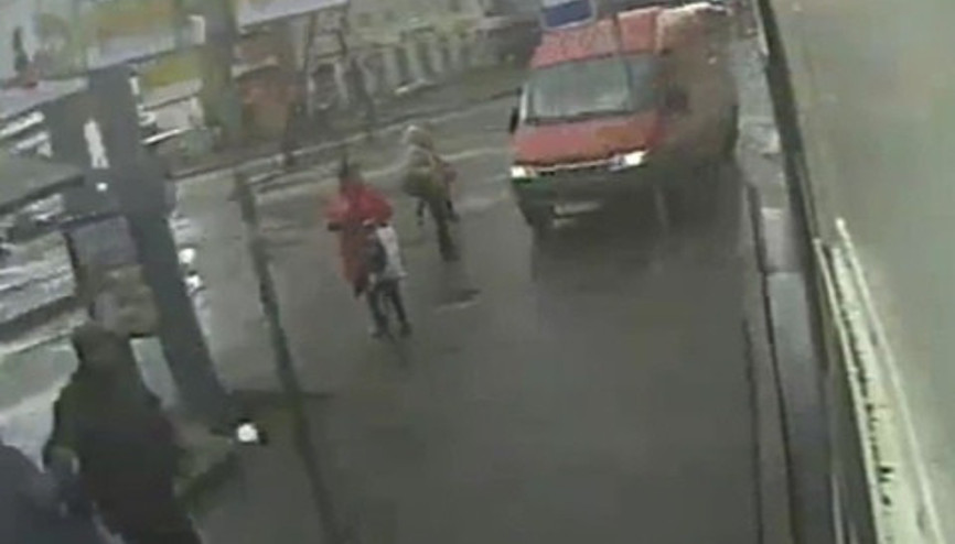 Rusyada panelvan otobüs durağına daldı