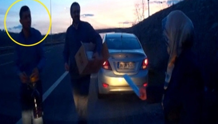Seyir halindeki sürücüleri durdurup tanıdık ayağı ile bal satıyorlar