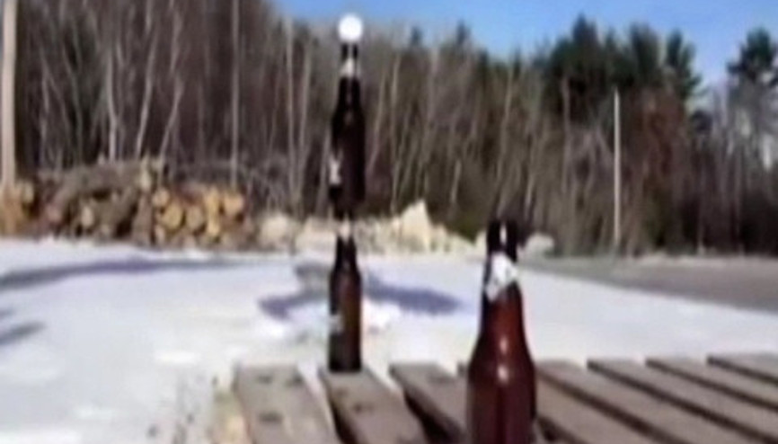 Kepçe ile pinpon topunu şişenin ağzına koydu Kepçe ile pinpon topunu şişenin ağzına koydu