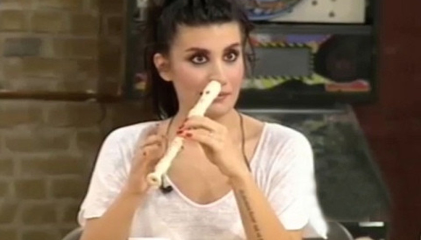 İrem Derici burnuyla flüt çaldı
