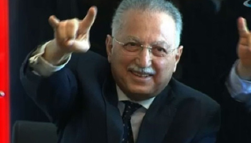 İhsanoğlu bozkurt işareti yaptı