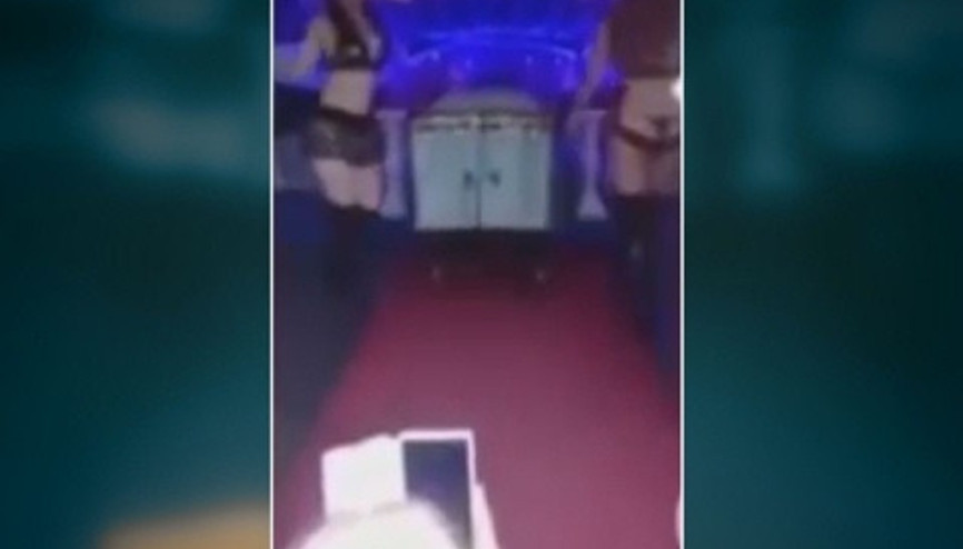 Ölen kocasının cenazesine striptizci ayarladı