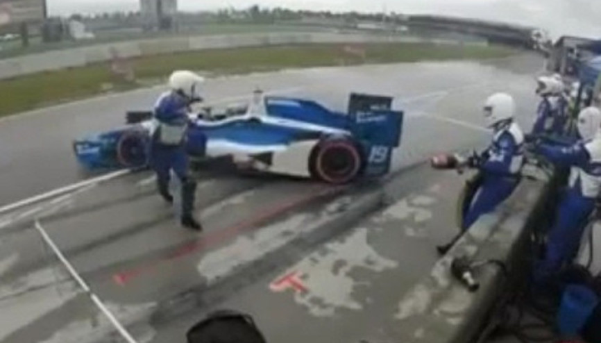 Indycar yarışında inanılmaz kaza Indycar yarışında inanılmaz kaza