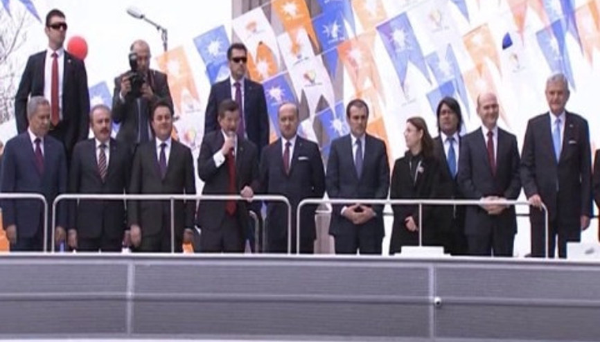 Davutoğlu, salon dışındaki partililere seslendi Davutoğlu, salon dışındaki partililere seslendi