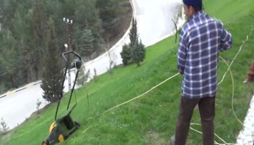 Balık tutar gibi çim biçiyor Balık tutar gibi çim biçiyor