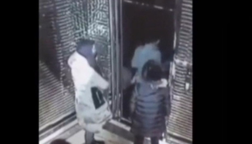 Asansörün kapısı açıldı kendini boşlukta buldu Asansörün kapısı açıldı kendini boşlukta buldu