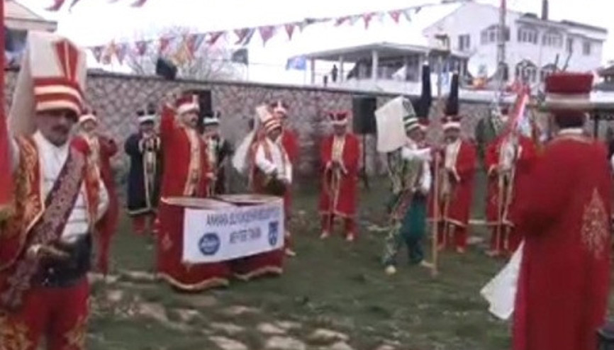 Mehter Takımından Yeni Türkiye marşı Mehter Takımından Yeni Türkiye marşı