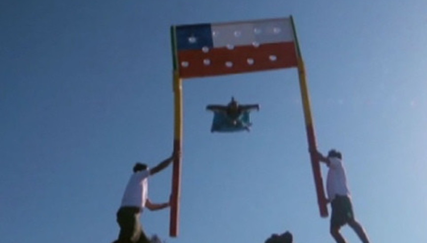 1.500 metreden atlayarak iki kişinin tuttuğu bayrağın içinden geçti