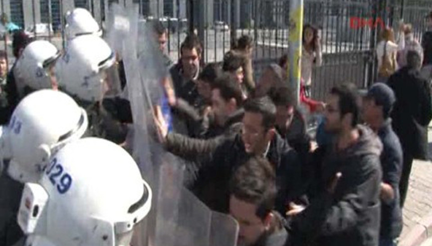 Gülsuyu davasında adliye önünde polis müdahalesi Gülsuyu davasında adliye önünde polis müdahalesi