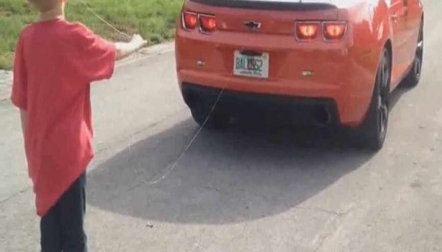 Oğlunun dişine ip bağlayıp otomobillle çeken baba