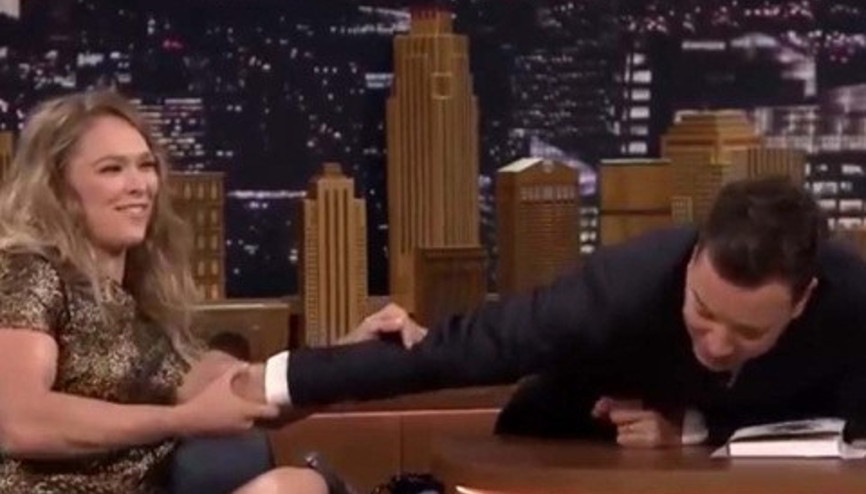 Şampiyon dövüşçü Fallonu bile korkuttu