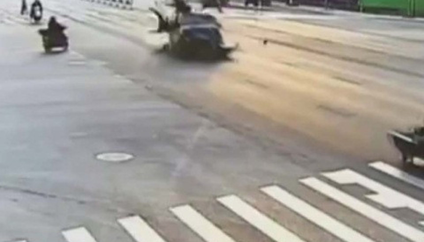 Kırmızı ışıkta feci kaza